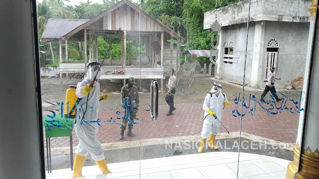 Brimob Aceh Menyongsong “New Normal” dengan Melakukan Penyemprotan Disinfektan di Tempat Ibadah Brimob Aceh Menyongsong “New Normal” dengan Melakukan Penyemprotan Disinfektan di Tempat Ibadah
