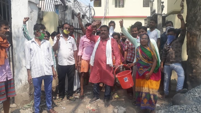 बोरिंग खराब हो जाने के कारण पानी की गंभीर समस्या उत्पन्न हो गई।