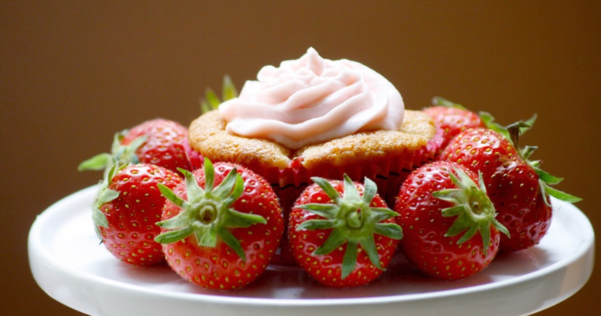 Erdbeer-Rhabarber-Cupcakes mit Rhabarber-Topping | Alles und Anderes