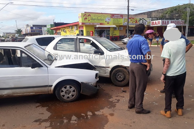 Motorista invade preferencial e causa acidente em cruzamento em Jaru