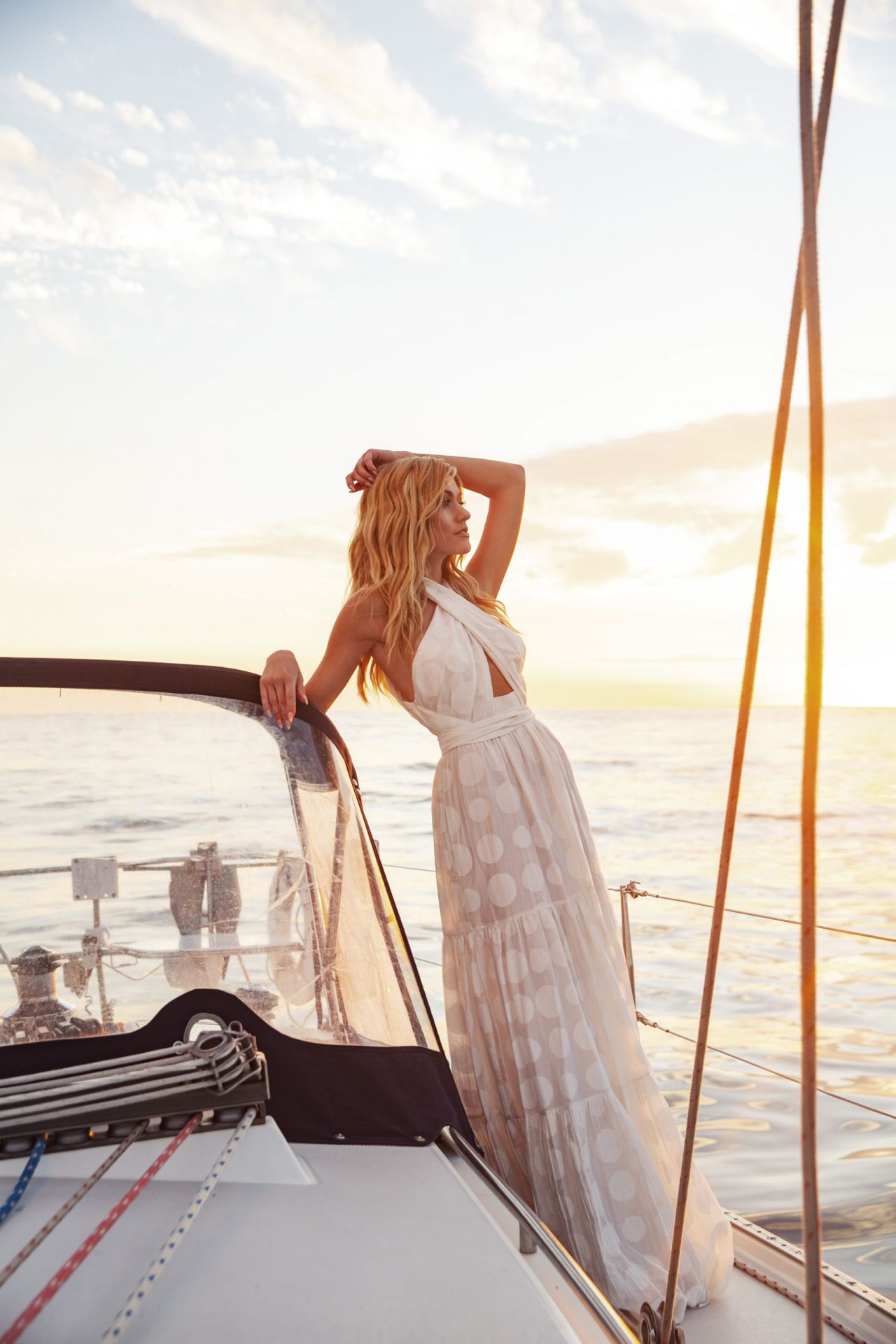 DC COMICS AND ARROWVERSE : Arrow Star Katherine McNamara - Venice