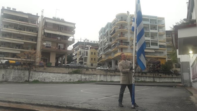 25η Μαρτίου: Ο διευθυντής σχολείου στα Γιαννιτσά τίμησε μόνος την εθνική μας επέτειο και συγκίνησε τους πάντες!