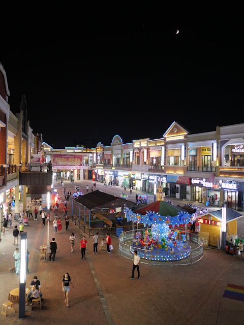 Moon over the Xuzhou Tongshan Wanda Plaza (徐州铜山万达广场) Golden Street