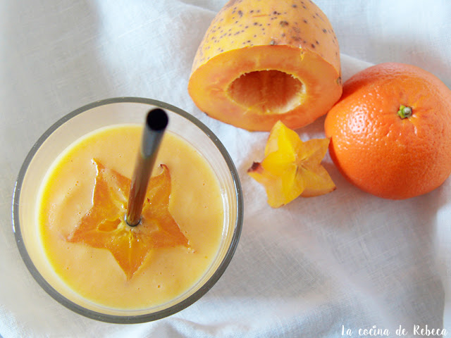 Smoothie de papaya, carambola y mandarina