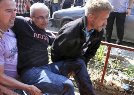 Пре три године КФОР напао Србе, ранио, уништио имовину, уклонио барикаде Пре три године КФОР напао Србе, ранио, уништио имовину, уклонио барикаде