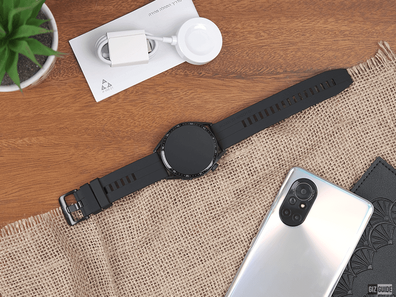 It has a sleek design with an AMOLED color screen It has a sleek design with an AMOLED color screen