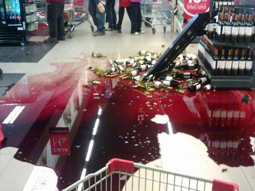 Rotwein Regal in der Kaufhalle ist umgefallen - Einkaufen lustig