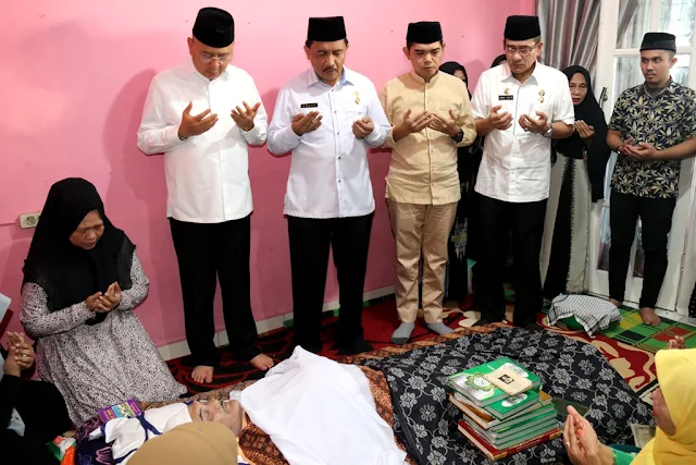Wali Kota Medan Takziah ke Rumah Almarhum Zulkifli Lubis   