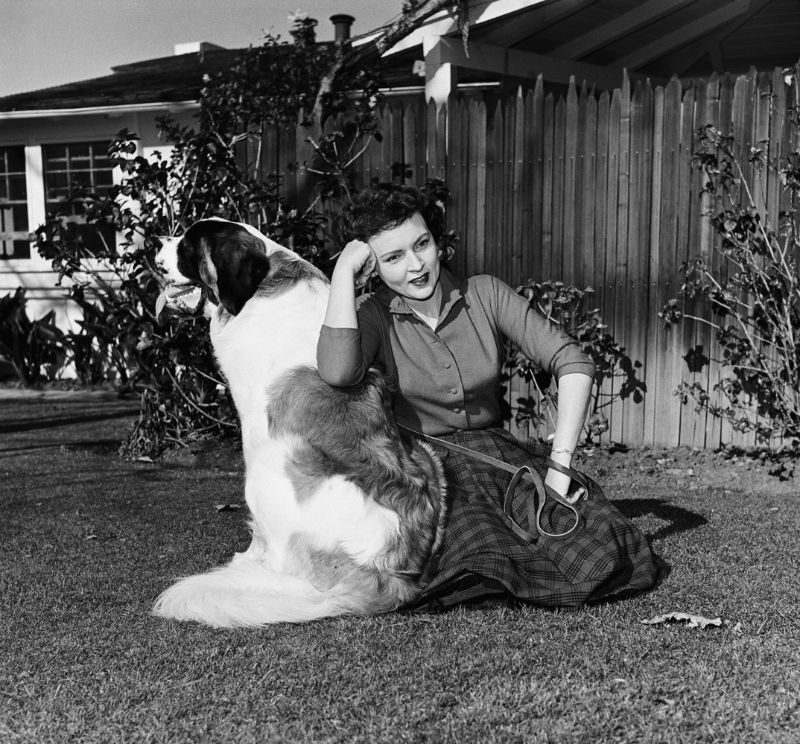 Lovely Photos of Betty White at Home With Her Dogs, 1954-57 ~ Vintage ...