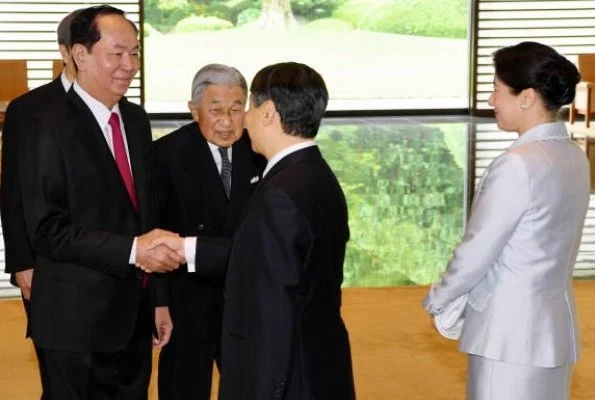 Emperor Akihito, Empress Michiko, Crown Prince Naruhito and Crown Princess Masako welcomed President Tran Dai Quang and his wife Nguyen Thi