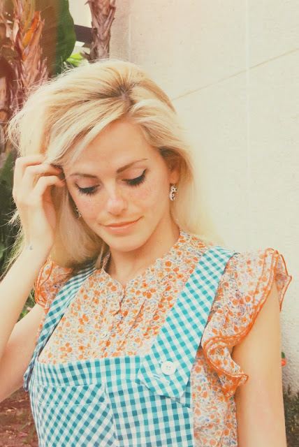 Alejandra Colomera luciendo un pichi de cuadros vichy verde