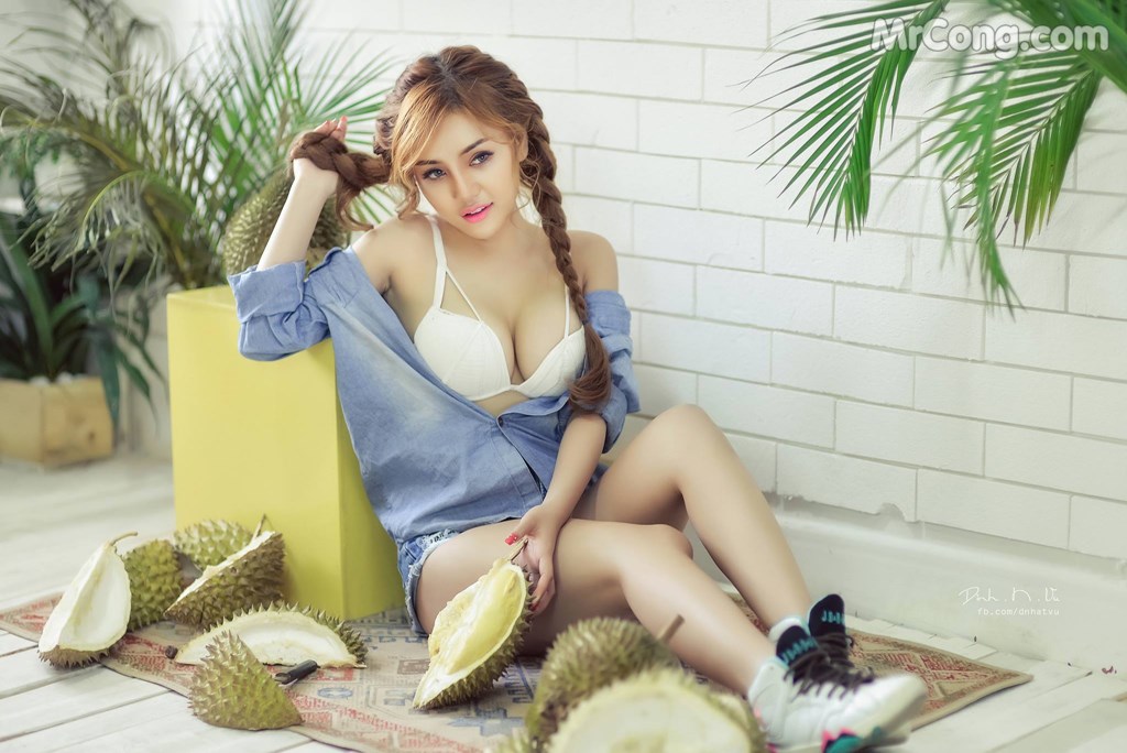 Mon 2K (Tran Ngoc Anh) poses sexy with durian fruit (15 photos)