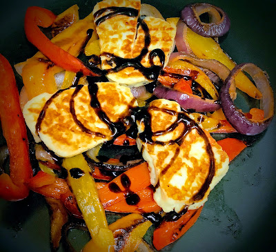 Halloumi with onion and peppers