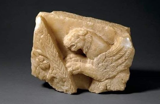 شاهد قطعة أثرية نادرة تظهر في عملة يمنية معروضة في أحد المتاحف