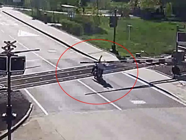 Hombre salva a motociclista octogenario de ser arrollado por tren 