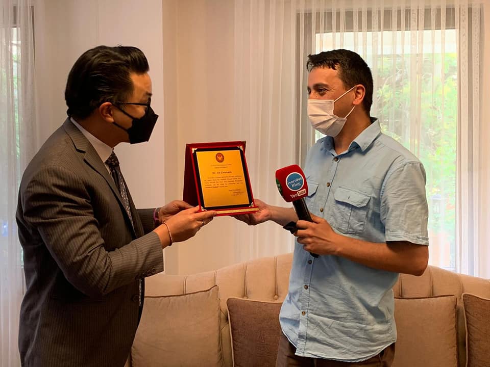 Hayatımda İlk Defa Plaket Aldım Teşekkürler Tayland Ankara Büyükelçiliği Maslahatgüzarı Shakir Sevikul