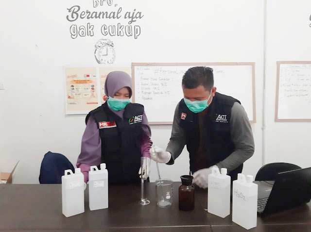 Produk Hand Sanitizer Langka, ACT Sumsel Produksi secara Mandiri