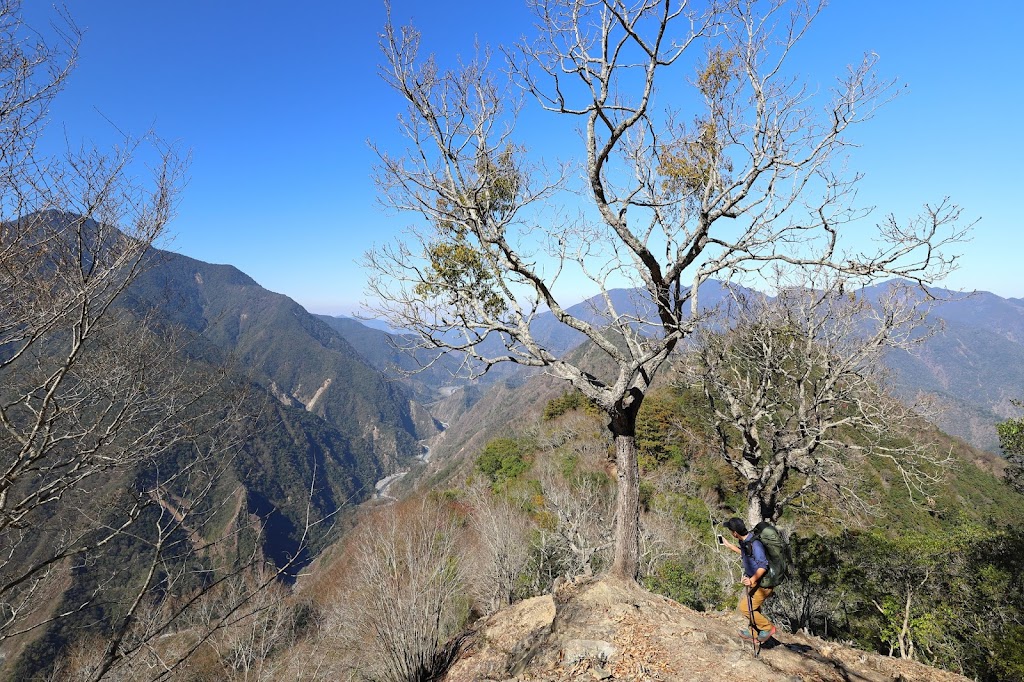 拉夫朗山稜線俯瞰丹大溪谷