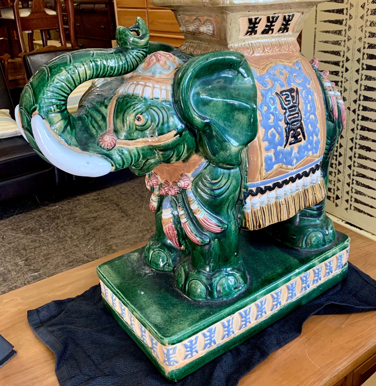 UHURU FURNITURE & COLLECTIBLES SOLD 103035 Vintage Asian Ceramic