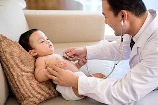 Đưa trẻ đi khám Bác sỹ để có biện pháp điều trị kịp thời