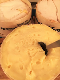preparer un mont d'or, cuire un mont d'or, recette mont d'or, mont d'or cru, comment manger un mont d'or , fromagerie paris, laiterie de paris, fromagerie urbaine, blog fromage, blog fromage maison, lait cru, faire du fromage, tour de france fromage, tour du monde fromage, pierre coulon, fabrication mont d'or, mont d'or truffe, mont d'or morilles, mont d'or au four