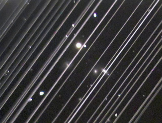 Groupe de galaxies NGC 5353-4 et traces de 25 satellites Starlink