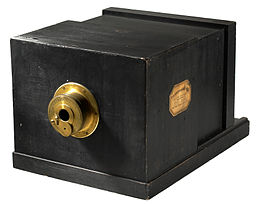 Câmera daguerreótipo da marca Susse Frères, 1839 (Wikimedia Commons)