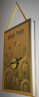 The clock-book "Tempo" can be hanged on the wall