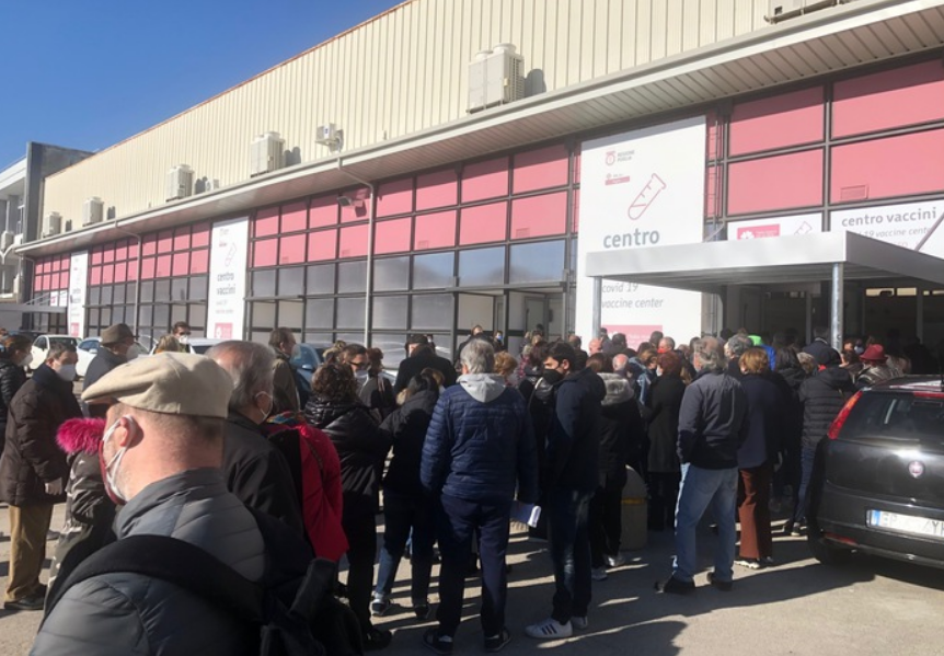 Chiusura hub vaccinali in provincia di Lecce segnalate code e caos per la corsa al green pass