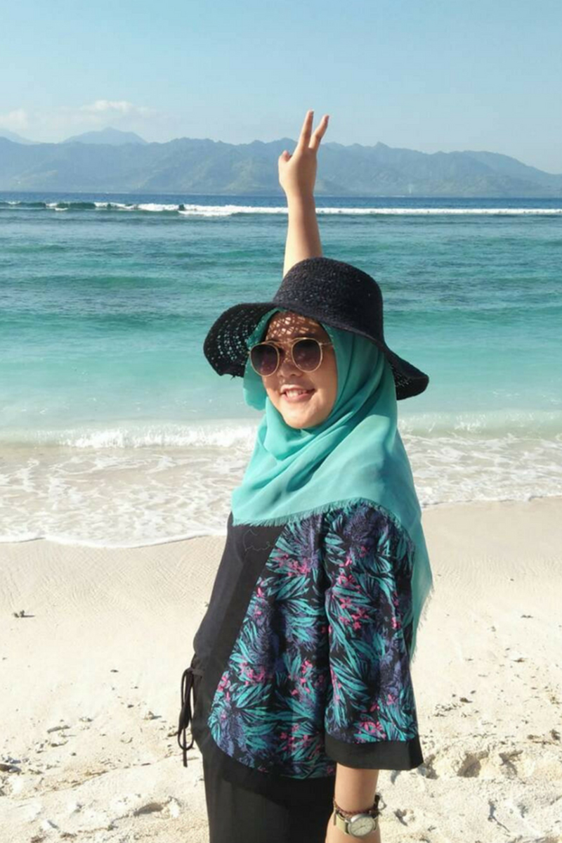 Gaya Foto Di Pantai cewek Chubbi manis dan seksi