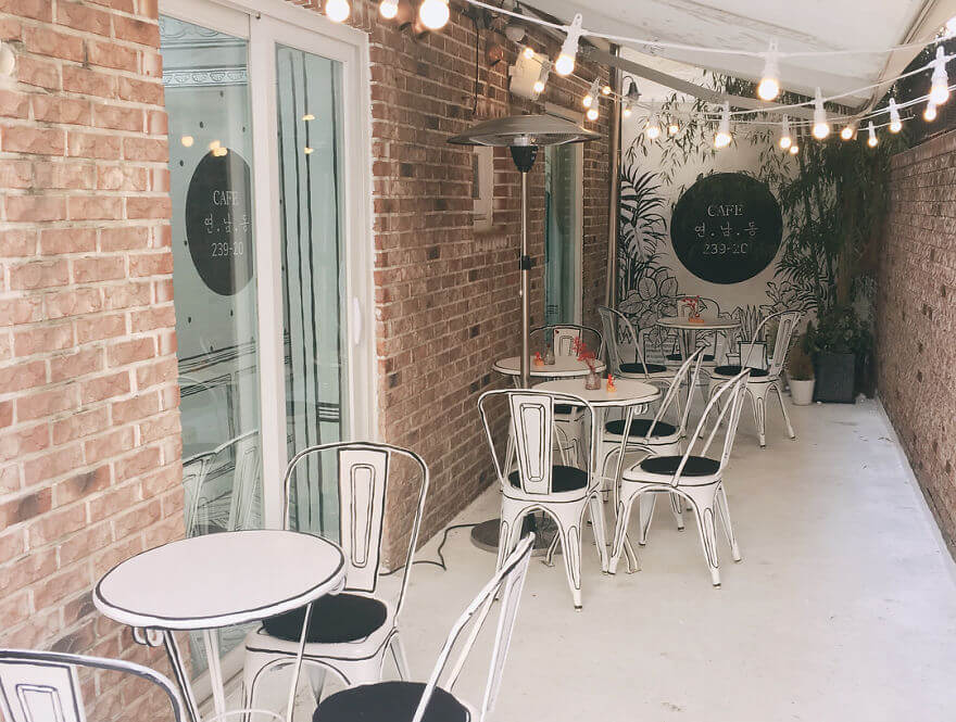 This Extraordinary Cafe In Seoul Makes Customers Feel Like They Entered A Fairytale's World
