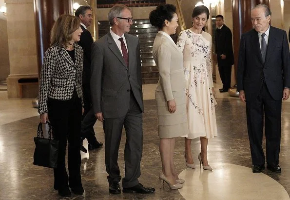 Queen Letizia wore ASOS DESIGN Tall midi dress with pretty floral and bird embroidery.  First Lady Peng Liyuan. Carolina Herrera coat