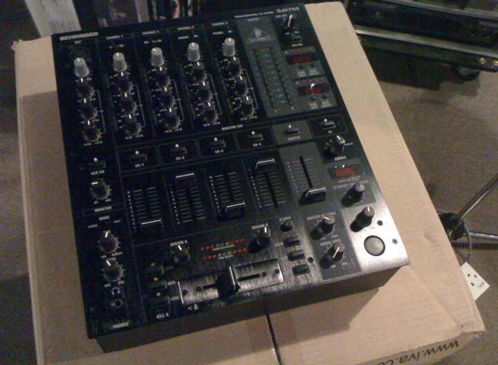 FusionTechnics: Behringer DJX-750 dj mixer