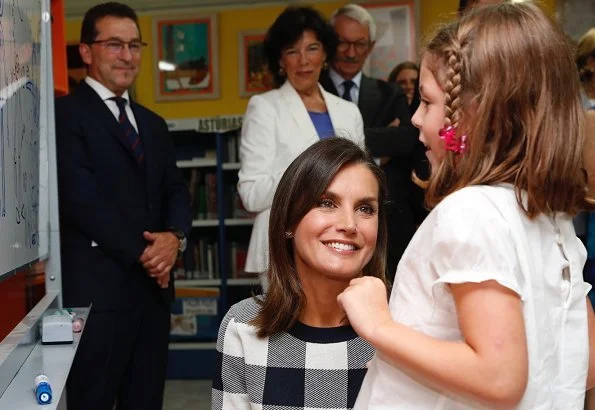 Queen Letizia wore Hugo Boss Floriza gingham wool blend knit top and Boss cotton trouser, Magrit pumps
