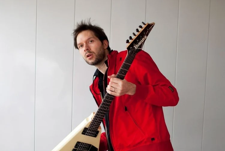 Paul Gilbert akui Gaya Permainan Gitarnya Terpengaruh Gitaris Indonesia 