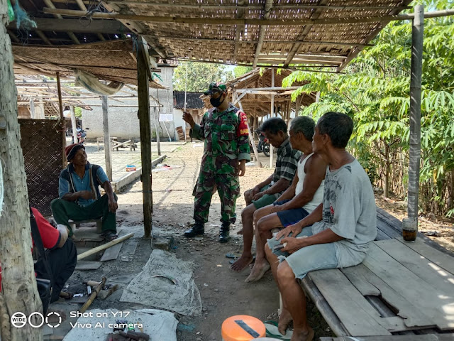Komsos Dengan Warga Binaan, Babinsa Beri Himbauan Physical Distancing Komsos Dengan Warga Binaan, Babinsa Beri Himbauan Physical Distancing