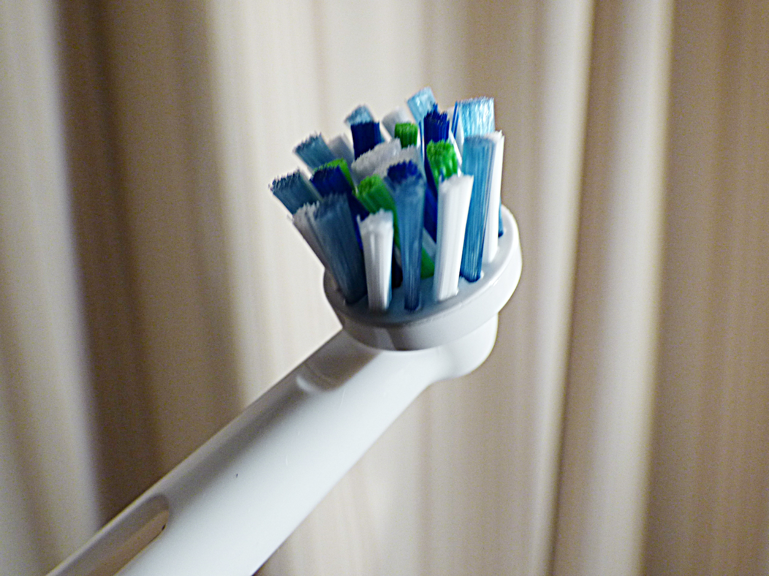 chez-maximka-oral-b-pro-2500-electric-toothbrush