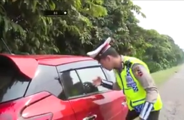 Video Yang Dilansir Polisi Ini Tunjukkan Salah Satu Tanda Kiamat, “Jadi begituan itu darurat?” Video Yang Dilansir Polisi Ini Tunjukkan Salah Satu Tanda Kiamat, “Jadi begituan itu darurat?”
