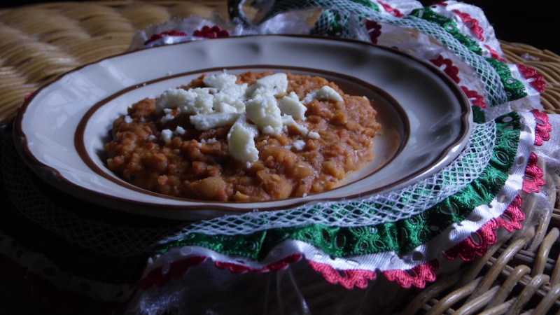 Frijoles refritos y frijoles con chorizo