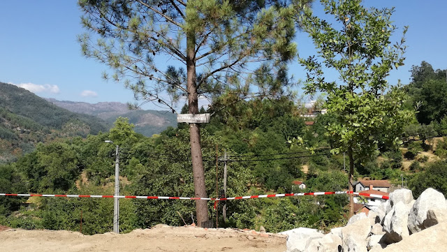 Placa indicativa da Praia do México ao lado do parque de estacionamento