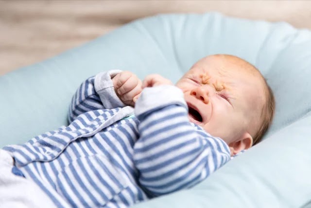 Bebekler, birçok sebeple gece sık sık uyanabilirler. Peki bebeğin uyku düzenini oluşturmak için ne yapmalı?