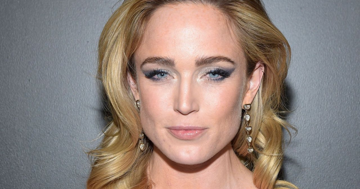 DC COMICS AND ARROWVERSE : The White Canary Caity Lotz looking Super at