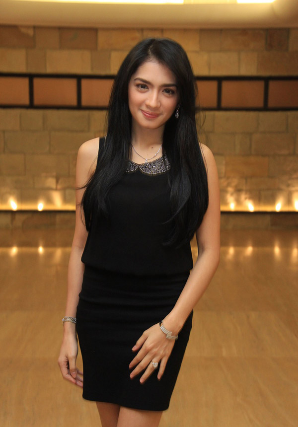 FotoFoto Hot Angel Karamoy Beredar Tanpa Sensor Artis Seksi