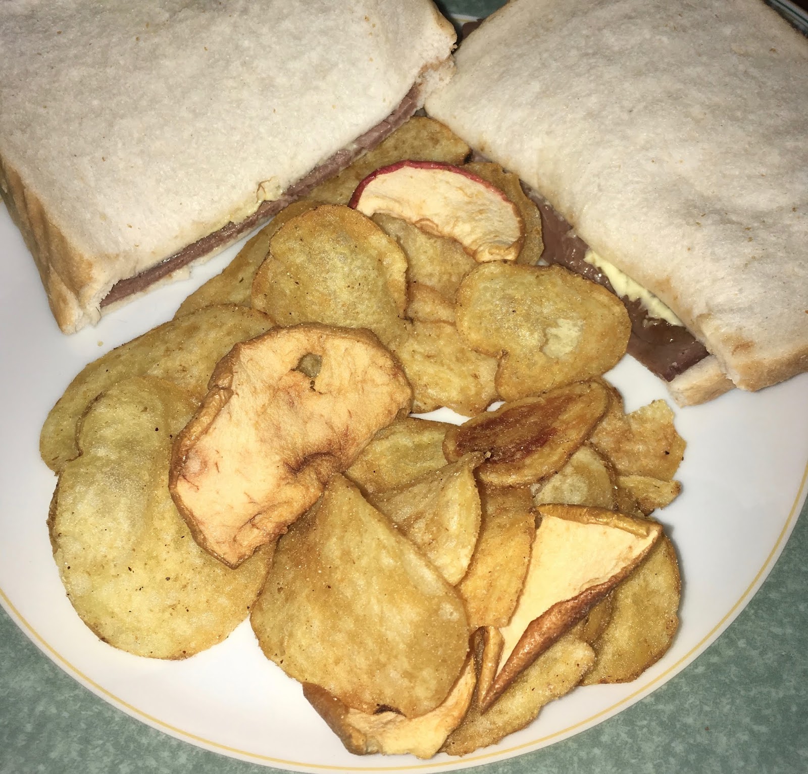 FOODSTUFF FINDS Kettle and Apple Slices Norfolk Pork Sausage Seasoning Crisps (Asda) By Cinabar