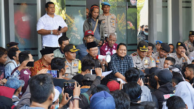 Tolak Revisi UU KPK Dan RKUHP Aksi Demo Mahasiswa Pasuruan Di Gedung DPRD Pasuruan