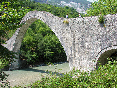 
Το γιοφύρι της Πλάκας δεν μπορεί να περιμένει
