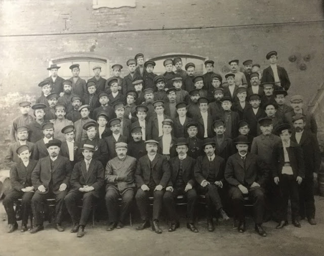 рабочий при царе, условия труда до революции, заводы и фабрики при Николае 2, школы для рабочих, продолжительность рабочего дня до революции, зарплаты при царе, заработок и доход дореволюционного рабочего, Российская империя, революция,