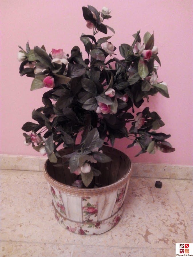 reciclar una maceta con decoupage