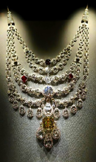 Ожерелье, в центре которого алмаз «Де Бирс»