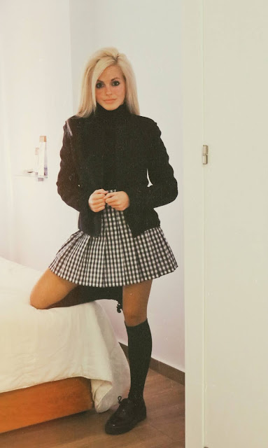 Alejandra Colomera con jersey negro, falda de cuadros vichy negros y calcetas negras